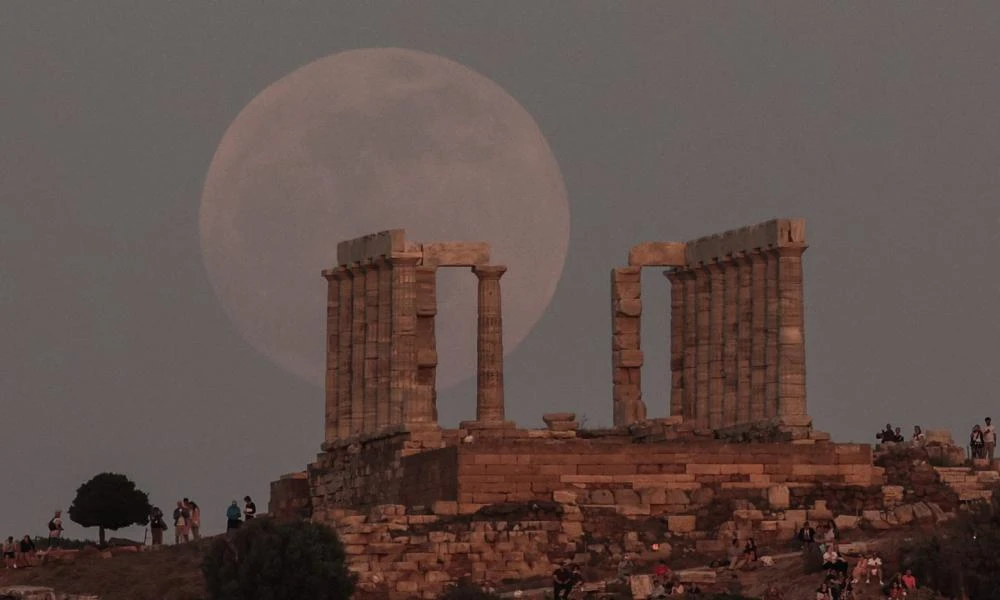 Πανσέληνος σήμερα: Μαγευτικές εικόνες με το «ματωμένο φεγγάρι» πάνω από τον ναό του Ποσειδώνα